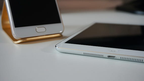smartphone, tablet, touch screen, ipad, mobiltelefon, trådløs teknologi, teknologi, meddelelse, bærbar informationsenhed, forbindelse, smart telefon, bærbarhed, computer, bærbar, internet, computer netværk, skærm, tæt på, ingen mennesker, digital tablet, data, moderne, computerudstyr, global kommunikation, flydende krystal display, elektrisk udstyr, tastatur, 5K, CC0, offentligt domæne, royaltyfrie