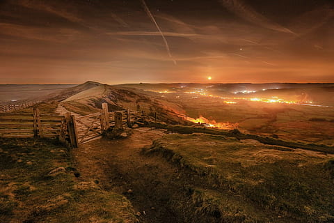 fotografie krajiny, hora, hnědý, dřevěný, ploty, plamen, přízemní, krajina, fotografie, Příroda, scén, venkovské scény, nebe, západ slunce, venku, mrak - nebe, nikdo, krása v přírodě, mimoměstské scény, kopec, scéna s oblaky, soumrak, slunečního světla, krajiny, pole, barevný obraz, klidné scény, plot, svítání - svítání, hospodařit, životní prostředí, architektura, scenics - příroda, stavba, přistát, destinace, tráva, rostlina, klid, noc, cestovat, exteriér budovy, 2K, CC0, veřejná doména, bez autorských práv