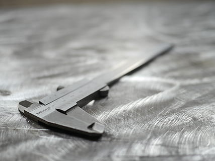 Werkzeug, Kaliber, Präzision, selektiver Fokus, Nahansicht, keine Leute, Stillleben, drinnen, Holz - Material, Tabelle, Kunst, Kultur und Unterhaltung, Musik-, Metall, Ausrüstung, Scharf, einzelnes Objekt, Musikinstrument, Menschen gemacht Objekt, Kreativität, Mann gemacht, Einfachheit, Design, Saiteninstrument, 4K, CC0, gemeinfrei, lizenzfrei