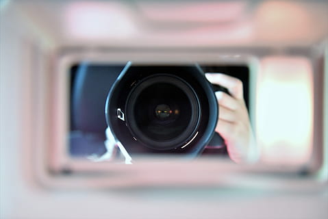 person som holder kameraet, kamera, lense, refleksjon, hånd, speil, teknologi, kamera - fotografisk utstyr, fotografering temaer, fotografisk utstyr, objektiv - optisk instrument, digitalkamera, objektiv - øye, nærbilde, aktivitet, selektiv fokusering, innendørs, fotografering, holding, elektronikkindustrien, utstyr, én person, Media, enkelt objekt, slr kamera, hjemme videokamera, fotograf, video, 5K, CC0, offentlig domene, opphavsrett gratis