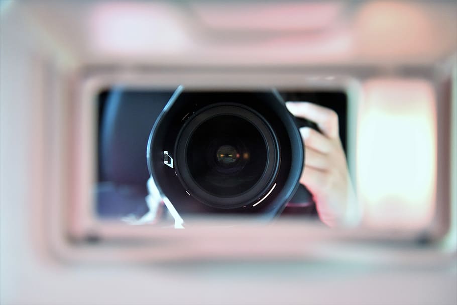 사람이 카메라를 들고, 카메라, lense, 반사, 손, 거울, 과학 기술, 카메라 - 사진 장비, 사진 테마, 사진 장비, 렌즈 - 광학 기기, 디지털 카메라, 렌즈 - 눈, 닫다, 활동, 선택적 포커스, 실내, 촬영, 보유, 전자 산업, 장비, 한 사람, 미디어, 단일 개체, 슬래그 카메라, 가정용 비디오 카메라, 사진 작가, 비디오, 5K