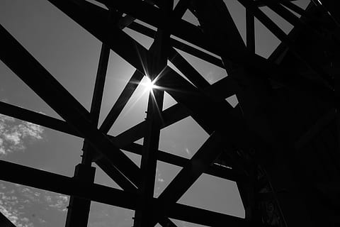 sol, sort, stillads, bygget struktur, arkitektur, lav vinkel visning, ingen mennesker, himmel, forbindelse, metal, mønster, natur, silhuet, dag, udendørs, sollys, fuld ramme, bro - menneskeskabt struktur, baggrunde, bro, tæt på, teknologi, bjælke, tagbjælke, 5K, CC0, offentligt domæne, royaltyfrie