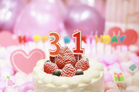 fokus fotografie, Geburtstagskuchen, Himbeeren, 31 Kerze, Fokus, Fotografie, Kerze, Kuchen, Dessert, Süßes Essen, Lebensmittel, Feier, Cupcake, Geburtstag, Glasur, Party - gesellschaftliches Ereignis, Süßigkeiten, Dekoration, Gourmet, mehrfarbig, keine Leute, pinke Farbe, Süss, Essen und Trinken, Jahrestag, Veranstaltung, Geburtstagskerzen, gebacken, Genuss, Nummer, Feier Veranstaltung, positive Emotionen, Versuchung, Cupcake-Halter, 1080P, CC0, gemeinfrei, lizenzfrei