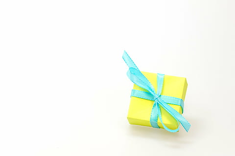 amarillo, caja, cinta verde azulado, regalo, hecho, sorpresa, lazo, Navidad, festival, Decoración navideña, embalaje, saludos, compras de Navidad, cumpleaños, paquete, Feliz Navidad, adviento, consumir, dar, decoración, regalos, lleno, embalaje de regalo, Fondo blanco, separar, foto de estudio, copia espacio, papel, adentro, nadie, cinta - artículo de costura, cinta, solo objeto, de cerca, arte, arco, color verde, cuerda, azul, multi color, lazo atado, 4K, CC0, dominio público, libre de derechos
