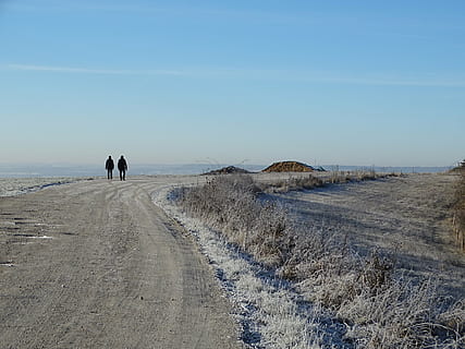 brina, lontano, strada, inverno, freddo, cielo, congelato, dicembre, escursioni a piedi, orizzonte, solitudine, largo, strada di costruzione, Niederfüllbach, terra, due persone, bellezza nella natura, natura, spiaggia, scena tranquilla, la tranquillità, giorno, scenics - natura, persone reali, acqua, retrovisore, sabbia, mare, direzione, stili di vita, la strada davanti, uomini, coppia - relazione, 2K, CC0, dominio pubblico, privo di copyright