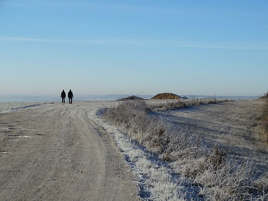 brina, lontano, strada, inverno, freddo, cielo, congelato, dicembre, escursioni a piedi, orizzonte, solitudine, largo, strada di costruzione, Niederfüllbach, terra, due persone, bellezza nella natura, natura, spiaggia, scena tranquilla, la tranquillità, giorno, scenics - natura, persone reali, acqua, retrovisore, sabbia, mare, direzione, stili di vita, la strada davanti, uomini, coppia - relazione, 2K