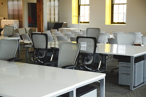 rectangulaire, blanc, table, chaises, séminaire, salle de cours, école, les tables, pièce, éducation, espace de travail, réunion, conférence, à l'intérieur, meubles, intérieur, Bureau, Université, Commencez, siège, chaise, absence, vide, personne, dans une rangée, la fenêtre, journée, architecture, sol, La technologie, arrangement, 4K, CC0, domaine public, libre de droits