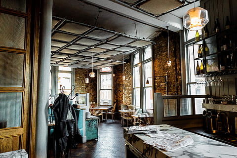Person, nehmen, Bild, Innerhalb, Restaurant, Bar Interieur, Tabelle, Innere, Pub, Holz, Backstein, Innenarchitektur, Marmor, gastro, Reise, kommerziell, London, drinnen, Fenster, Geschäft, die Architektur, keine Leute, Tag, gebaute Struktur, große gruppe von gegenständen, Möbel, Gebäude, verlassen, Eingang, Industrie, Abwesenheit, Sitz, Tür, obsolet, Textil-, Decke, 4K, CC0, gemeinfrei, lizenzfrei