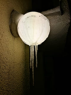zimní, náhradní lampa, noc, led, rampouch, nikdo, nástěnný prvek, uvnitř, detail, starý, osvětlovací zařízení, bílá barva, zeď, voda, křehkost, zranitelnost, zaměřit se na popředí, architektura, stavba, studená teplota, elektřina, zamrzlý, žárovka, 4K, CC0, veřejná doména, bez autorských práv