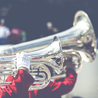 schließen, Foto, Person, spielen, Horn Instrument, Menschen, Musical, Instrumente, tagsüber, Hände, Mann, Trompete, ausführen, Performance, trompete.horn, Musik-, Musikinstrument, klingen, Jazz Musik, Musiker, Blechblasinstrument, Posaune, Blaskapelle, Musikband, Kunst und Unterhaltung, Messing Abschnitt, rot, Blasinstrument, Metall, Messing-, Kunst, Kultur und Unterhaltung, glänzend, Nahansicht, Fokus auf den Vordergrund, Reflexion, Musikausrüstung, Künstler, drinnen, goldfarben, silberfarben, 2K, CC0, gemeinfrei, lizenzfrei