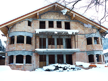 casa, construir, shell, hivern, penetració de les gelades, ze, pedres, paret, finestra, sostre, lloc, nou, neu, a l'aire lliure, estructura construïda, exterior de l'edifici, fred - temperatura, edifici residencial, arquitectura i edificis, arquitectura, cap gent, naturalesa, material de fusta, temperatura de fred, edifici, dia, abandonat, arbre, obsoleta, cel, espatllat, arc, vell, deteriorament, arruïnat, 4K, CC0, domini públic, lliure de regalies