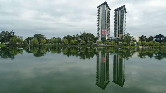 Wasser, Reflexion, Natur, gebaute Struktur, See, die Architektur, Himmel, Gebäudehülle, Ufergegend, keine Leute, Baum, Gebäude, wolke - himmel, Symmetrie, Ruhe, Stadt, Pflanze, Bürogebäude außen, Reiseziele, Wolkenkratzer, reflektierender Pool, Reflexionssee, 5K, CC0, gemeinfrei, lizenzfrei