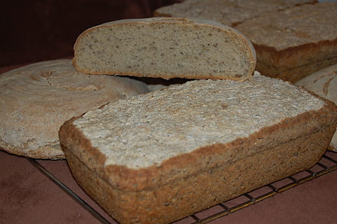 chleb, pieczenie, zapach, jedzenie, bochen chleba, świeżość, kawałek, brązowy, jedzenie i picie, zbliżenie, żadnych ludzi, wewnątrz, dobre samopoczucie, zdrowe odżywianie, sklep, skupić się na pierwszym planie, Gotowy do jedzenia, pieczony, piekarnia, urządzenie, martwa natura, wysoki kąt widzenia, stół, brązowy chleb, 2K, CC0, domena publiczna, darmowe zdjęcia