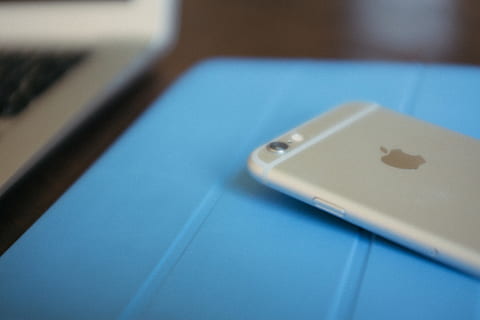tæt, blød, iphone, tæt på, objekter, teknologi, mobiltelefon, computer, udstyr, telefon, smart telefon, forretning, internet, æbledatorer, ingen mennesker, mobilitet, selektiv fokusering, dag, trådløs teknologi, forbindelse, meddelelse, blå, indendørs, computer netværk, computerudstyr, kabel, bærbar, bord, bærbarhed, fokus på forgrunden, høj vinkel visning, tastatur, elektrisk udstyr, 4K, CC0, offentligt domæne, royaltyfrie