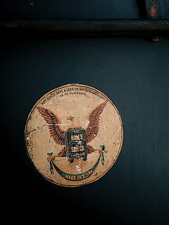 ohne Titel, amerikanischer Adler, Adlersymbol, Symbol, Adler, Wandkunst, Jahrgang, Hergestellt in den USA, hergestellt in, Logo, Design, Vintage-Design, Emblem, Amerika, Text, Kommunikation, keine Leute, High Angle View, Darstellung, drinnen, einzelnes Objekt, Metall, Tierdarstellung, goldfarben, Finanzen, Nahansicht, gestalten, Kunst und Handwerk, Stillleben, Holz - Material, westliche Schrift, Münze, Botschaft, 4K, CC0, gemeinfrei, lizenzfrei