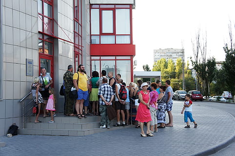 pessoas, multidão, expectativas, rua, grupo de pessoas, arquitetura, pessoas reais, exterior do edifício, estrutura construída, cidade, mulheres, grande grupo de pessoas, homens, dia, construção, atividade de lazer, infância, transporte, caminhando, criança, roupa casual, estilos de vida, ao ar livre, 1080P, CC0, domínio público, royalty free
