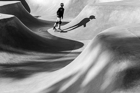 fotografia en escala de grisos, noi, anell de monopatí, monopatí per a nois, parc, patinatge, ombra, llum solar, blanc i negre, esport, una persona, activitat d'oci, parc de patins, rampa esportiva, habilitat, Esports extrems, longitud completa, equipament esportiu, moviment, estils de vida, dia, monopatí, equilibri, truc, muntanya, aventura, homes, terra, a l'aire lliure, llibertat, 5K, CC0, domini públic, lliure de regalies