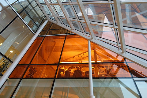 suècia, ericsson, construcció, a l'interior, venda al detall, finestra, arquitectura, modern, cap gent, vidre - material, estructura construïda, transparent, vista d’angle baix, edifici, reflexió, sostre, patró, dia, metall, color taronja, barana, marc complet, vidre, biga del sostre, 5K, CC0, domini públic, lliure de regalies