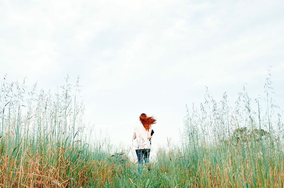 vrouw, staand, groen, grasveld, dag, groen gras, buitenshuis, natuur, volwassen, mensen, glimlachen, Kaukasische etniciteit, geluk, kleurenbeeld, twee personen, veld-, genot, landelijke scène, vrouwtjes, weide, gras, liefde, vrolijk, levensstijlen, kind, zomer, niet-stedelijke scène, kopie ruimte, beeldtechniek, pret, Beeldtype, vreugde, natuurlijk fenomeen, een vrouw alleen, een persoon, alleen volwassenen, fabriek, hemel, schoonheid in de natuur, land-, groei, drie kwart lengte, wolk - lucht, jonge volwassene, achteraanzicht, landschap, kalmte, vrijetijdsbesteding, kapsel, 4K