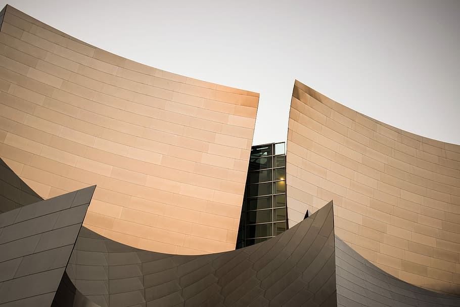 curva, Marrone, costruzione di architettura, edificio in legno marrone, architettura, costruzione, facciata, ombra, alluminio, città, la, Museo, design, metallo, acciaio, struttura costruita, moderno, esterno dell'edificio, nessuno, Inquadratura dal basso, giorno, cielo, modello, natura, caratteristica della parete, cultura artistica e intrattenimento, edificio per uffici esterno, vetro - materiale, destinazioni di viaggio, copia spazio, calcestruzzo, grattacielo, 5K