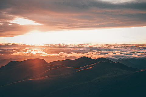 montaña, blanco, cielo, tiempo de día, la inmensidad, vastedad, nube, amanecer, puesta de sol, naturaleza, scenics, nube - cielo, paisaje, amanecer - amanecer, al aire libre, luz del sol, paisaje de nubes, belleza en la naturaleza, Dom, oscuridad, azul, pico de la montaña, Mañana, tranquilidad, paisajes - naturaleza, ambiente, escena tranquila, idílico, escena no urbana, cordillera, remoto, cielo dramático, nadie, paisaje dramático, destello de lente, brillante, 4K, CC0, dominio público, libre de derechos