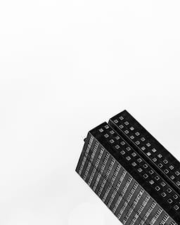 architettura, costruzione, infrastruttura, copia spazio, struttura costruita, esterno dell'edificio, cielo, nessuno, girato in studio, Inquadratura dal basso, sfondo bianco, edificio per uffici esterno, alto - alto, Torre, cielo sereno, grattacielo, città, ufficio, natura, natura morta, ritagliare, 2K, CC0, dominio pubblico, privo di copyright
