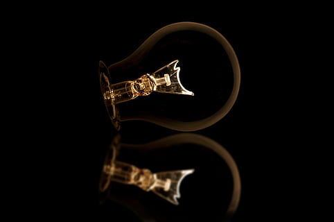 to, klar, pærer, drevne, pære, afspejling, filament, lys, lys pære, ide, tanke, guld, gul, cirkel, tæt på, makro, lightbulbdrink, lightbulbmoment, lightbulb drikke, lyspære drink, lyspære øjeblik, lightbulb brev, lightbulb jar, sort baggrund, studio skud, indendørs, messing instrument, ingen mennesker, enkelt objekt, drikke, musikinstrument, messing, metal, trompet, mørk, sidebillede, alkohol, kopiere plads, skåret ud, musik, forfriskning, luksus, aggression, profilvisning, 4K, CC0, offentligt domæne, royaltyfrie