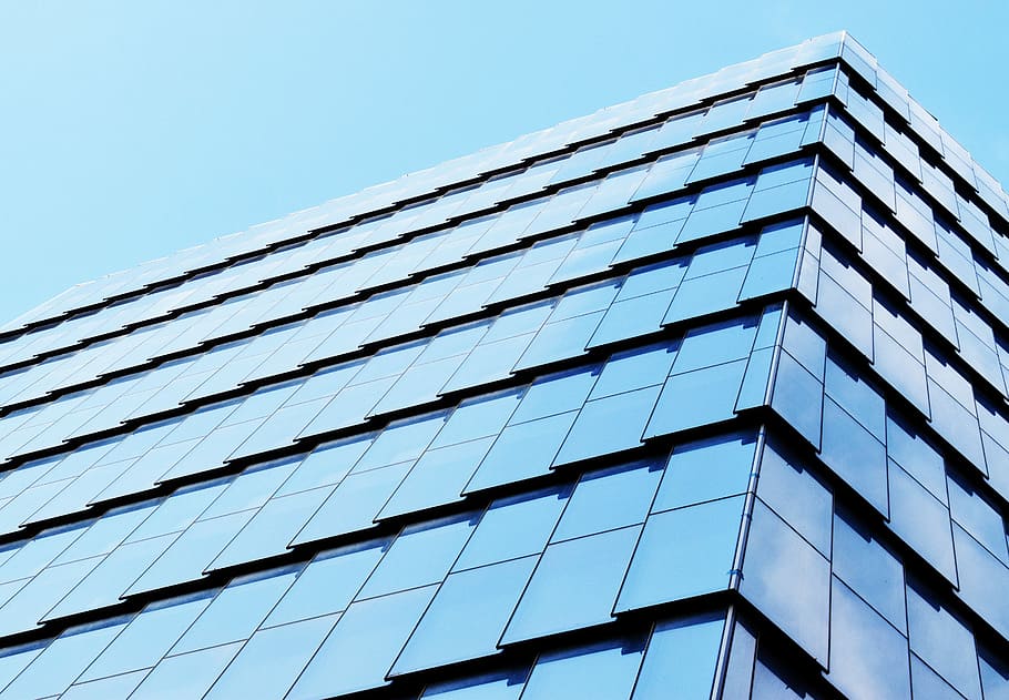 fotografia d'angle baix, de gran alçada, edifici, baix, fotografia d'angle, edifici de vidre, blau, cel, arquitectura, façana, finestra, exterior, reflexió, vidre, urbà, triangle, new york, textura, arquitecte, casa de vidre, exterior de l'edifici, exterior d’edifici d’oficines, estructura construïda, modern, oficina, ciutat, vista d’angle baix, vidre - material, cel clar, cap gent, gratacels, dia, naturalesa, patró, a l'aire lliure, 5K