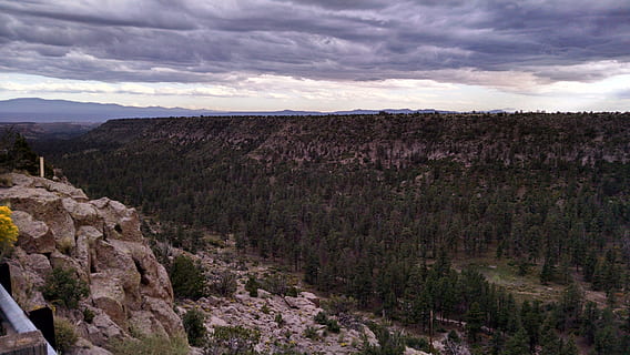 Cloudscape, valle, mesas, deserto, cielo, natura, panoramico, America, parco, blu, nube, Stati Uniti d'America, viaggio, asciutto, tempesta, sabbia, albero, paesaggio, arido, canyon, sud-ovest, montagna, all'aperto, roccia, ovest, pietra, nuvola - cielo, ambiente, scenics - natura, pianta, bellezza nella natura, terra, scena non urbana, solido, roccia - oggetto, nessuno, destinazioni di viaggio, scena tranquilla, la tranquillità, Pino, albero di conifere, clima arido, eroso, 4K, CC0, dominio pubblico, privo di copyright