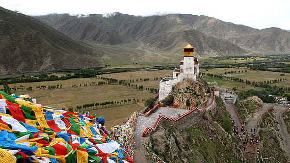 wit, geschilderd, huis, berg-, Tibet, klooster, Boeddhisme, tempelcomplex, yumbhu-lhakhar, vlag, bergketen, architectuur, ingebouwde structuur, religie, milieu, scenics - natuur, reisbestemmingen, geschiedenis, buitenkant van het gebouw, natuur, landschap, geestelijkheid, multi gekleurd, hemel, het verleden, geloof, buitenshuis, geen mensen, gebedsruimte, 4K, CC0, publiek domein, royaltyvrij