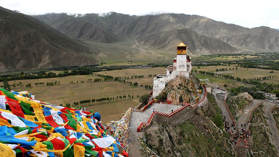 bianca, dipinto, Casa, montagna, Tibet, monastero, buddismo, complesso del tempio, yumbhu-lhakhar, bandiera, catena montuosa, architettura, struttura costruita, religione, ambiente, scenics - natura, destinazioni di viaggio, storia, esterno dell'edificio, natura, paesaggio, spiritualità, multicolore, cielo, il passato, credenza, all'aperto, nessuno, luogo di culto, 4K