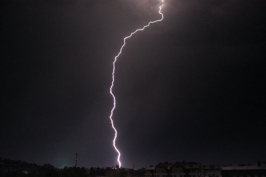 llamps sobre la ciutat, tempesta, llamps, plasma, núvols, coberta de núvols, blanc, blau, naturalesa, un llamp de terra, núvol, fosc, vista, núvols foscos, seguretat contra llamps, aura, cel, perill, pluja, reflex, núvol - cel, bellesa a la natura, nit, poder a la natura, poder, medi ambient, núvol de tempesta, senyal d'advertència, electricitat, comunicació, cel dramàtic, llamps bifurcats, signe, cap gent, a l'aire lliure, clima extrem, ominós, meteorologia, 5K