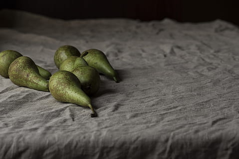 frutti di avocado verdi, Sette, verde, ovale, frutta, grigio, tessile, pere, biancheria, tovaglia, cibo, nessuno, freschezza, cibo e bevande, mangiare sano, in casa, colore verde, natura morta, benessere, avvicinamento, tavolo, messa a fuoco selettiva, legno - materiale, gruppo di oggetti, concentrarsi sulle conoscenze acquisite, mobilia, letto, 5K, CC0, dominio pubblico, privo di copyright