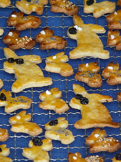 húsvéti nyuszi, húsvéti, húsvéti sütemények, nyúl, süt, guba, ausstecherle, recept, sütő, aprósütemény, finom tészta, kis sütemények, keksz, tepsi, drót rack, élelmiszer, étel és ital, sült, frissesség, édes étel, fedett, nem ember, teljes keret, csendélet, alak, ünnep, háttérrel, Karácsony, közelkép, nagy objektumcsoport, csillag alakú, ünneplés, sárga, elnézés, sült tészta, sütőlap, 2K, CC0, közkincs, jogdíjmentes