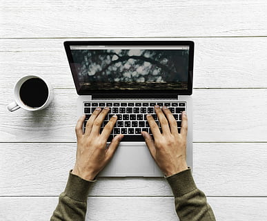 persona, mans, MacBook, ordinador, treball, cafè, portàtil, pantalla, teclat, De dalt a baix, taula, fusta, escriptor, espai de treball, treball des de casa, treballar, taula de fusta, sense fils, utilitzant, escriure, tecnologia, mà humana, una persona, mà, tecnologia sense fils, comunicació, part del cos humà, perspectiva personal, persones reals, directament a sobre, homes, dit, dit humà, usant portàtil, equips informàtics, a l'interior, part del cos, 1080P, CC0, domini públic, lliure de regalies