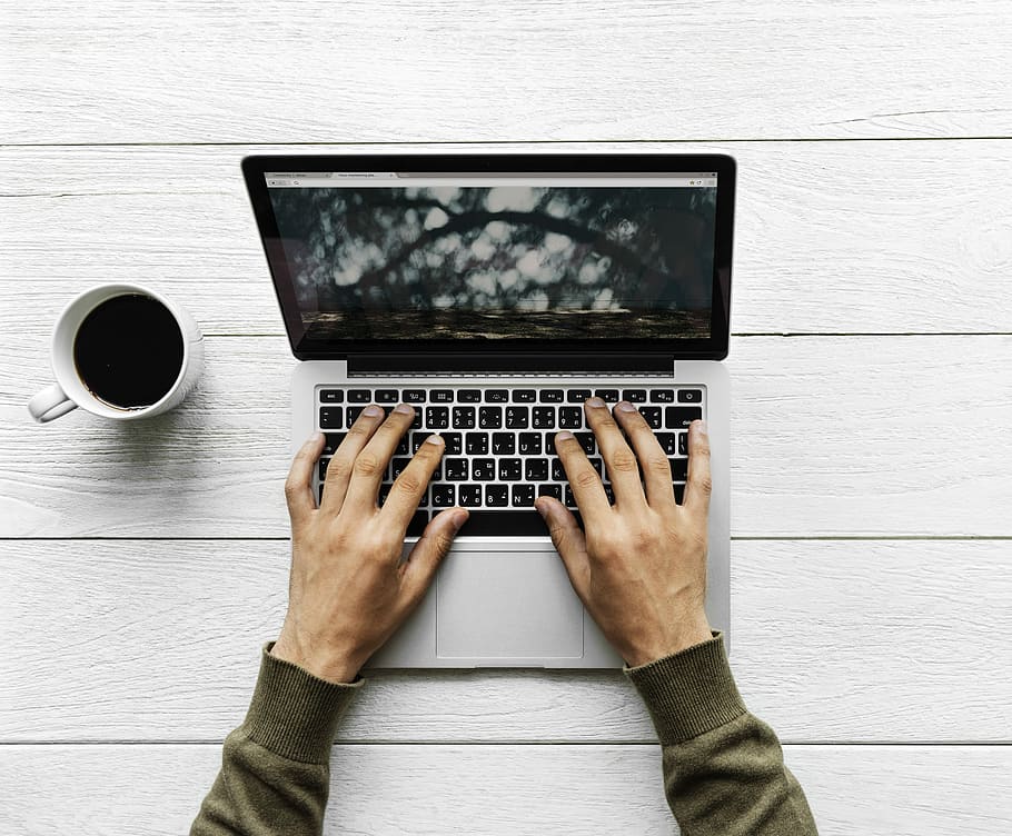 persona, mans, MacBook, ordinador, treball, cafè, portàtil, pantalla, teclat, De dalt a baix, taula, fusta, escriptor, espai de treball, treball des de casa, treballar, taula de fusta, sense fils, utilitzant, escriure, tecnologia, mà humana, una persona, mà, tecnologia sense fils, comunicació, part del cos humà, perspectiva personal, persones reals, directament a sobre, homes, dit, dit humà, usant portàtil, equips informàtics, a l'interior, part del cos, 1080P
