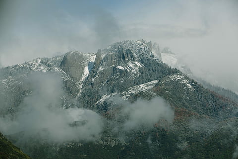 alt, muntanya, cobert, arbres, muntanyes cobertes de neu, núvol, arbre, neu, boira, rock, ennuvolat, Parc nacional de sequoia, rocós, pic, paisatge, naturalesa, fod, bellesa a la natura, escenics - natura, hivern, Serra, escena tranquil·la, medi ambient, núvol - cel, temperatura de fred, tranquil·litat, cap gent, cel, escena no urbana, terra, cim de muntanya, muntanya nevada, formació, 5K, CC0, domini públic, lliure de regalies
