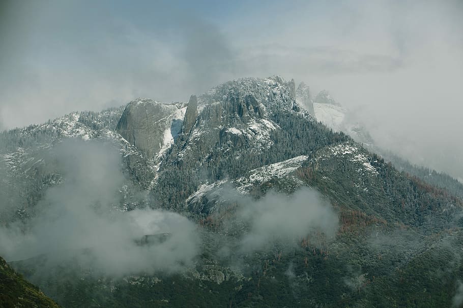 alt, muntanya, cobert, arbres, muntanyes cobertes de neu, núvol, arbre, neu, boira, rock, ennuvolat, Parc nacional de sequoia, rocós, pic, paisatge, naturalesa, fod, bellesa a la natura, escenics - natura, hivern, Serra, escena tranquil·la, medi ambient, núvol - cel, temperatura de fred, tranquil·litat, cap gent, cel, escena no urbana, terra, cim de muntanya, muntanya nevada, formació, 5K