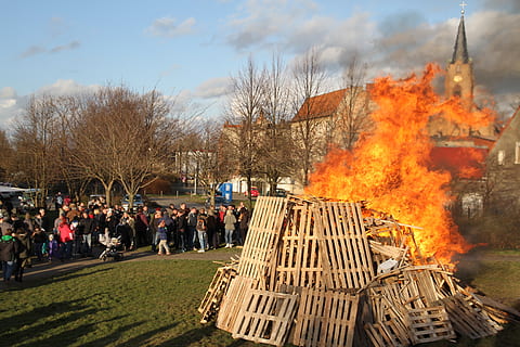 påske brand, påske, ild, flamme, lejrbål, midsommer, varme, træ brand, gruppe af mennesker, plante, træ, brænding, arkitektur, menneskemængde, rigtige mennesker, bygning udvendig, bygget struktur, stor gruppe mennesker, natur, røg - fysisk struktur, dag, bare træ, himmel, herrer, brand - naturligt fænomen, udendørs, beskæftigelse, regering, aggression, 2K, CC0, offentligt domæne, royaltyfrie