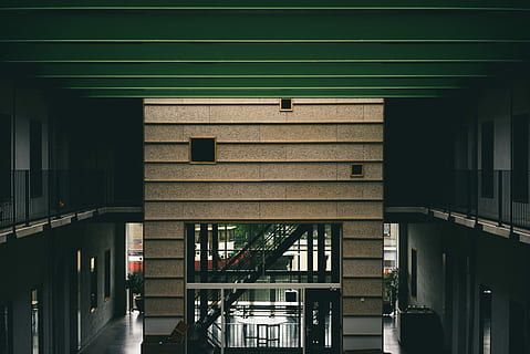 lys med lavt lys, bygning, indre, grå beton hus, væg, linjer, parallel, vindue, loft, arkitektur, struktur, trappe, amsterdam, Netherland, holland, mønster, lys, lejlighed, bygget struktur, bygning udvendig, rækværk, dag, ingen mennesker, udendørs, sollys, by, boligområde, natur, trapper og trapper, lav vinkel visning, metal, 5K, CC0, offentligt domæne, royaltyfrie