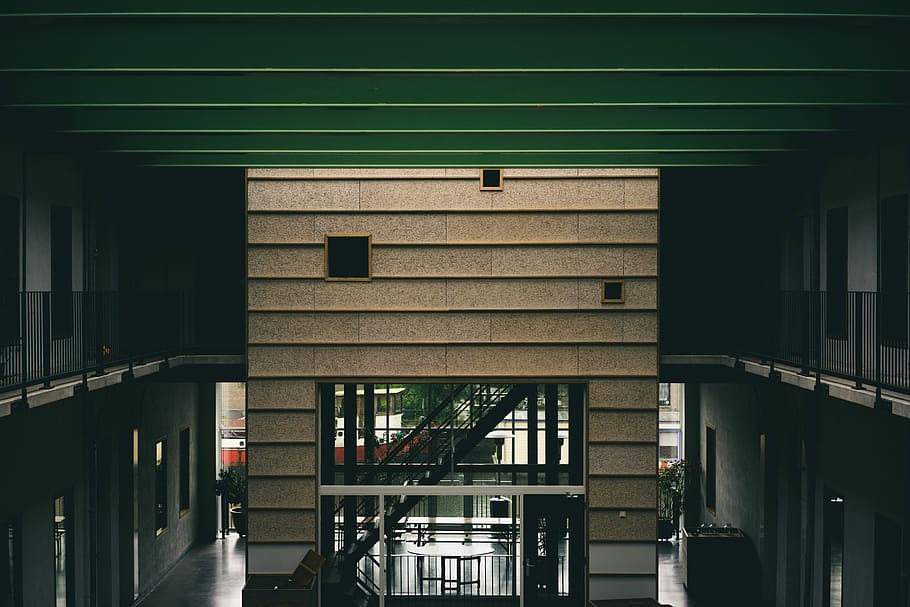 foto de poca llum, edifici, interior, casa de formigó gris, paret, línies, paral·lel, finestra, sostre, arquitectura, estructura, escales, amsterdam, Països Baixos, Holanda, patró, llum, apartament, estructura construïda, exterior de l'edifici, barana, dia, cap gent, escala, a l'aire lliure, llum solar, ciutat, barri residencial, naturalesa, passos i escales, vista d’angle baix, metall, 5K