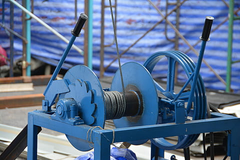naviják, drátový kabel, ocel, kabel, zařízení, drát, průmysl, kov, průmyslový, stroje, stroj, nástroj, mechanický, řádek, výtah, konstrukce, technologie, modrý, napětí, mechanismus, vztyčit, cívka, kladka, jeřáb, Napájení, závěsný, navíjet, práce, místě, zdvihání, rostlina, výrobní zařízení, továrna, zaměřit se na popředí, den, detail, nikdo, Příroda, spojení, venku, síla, ventil, řízení, vzor, matice - upevňovací prvek, design, strojní ventil, kovový průmysl, 5K, CC0, veřejná doména, bez autorských práv