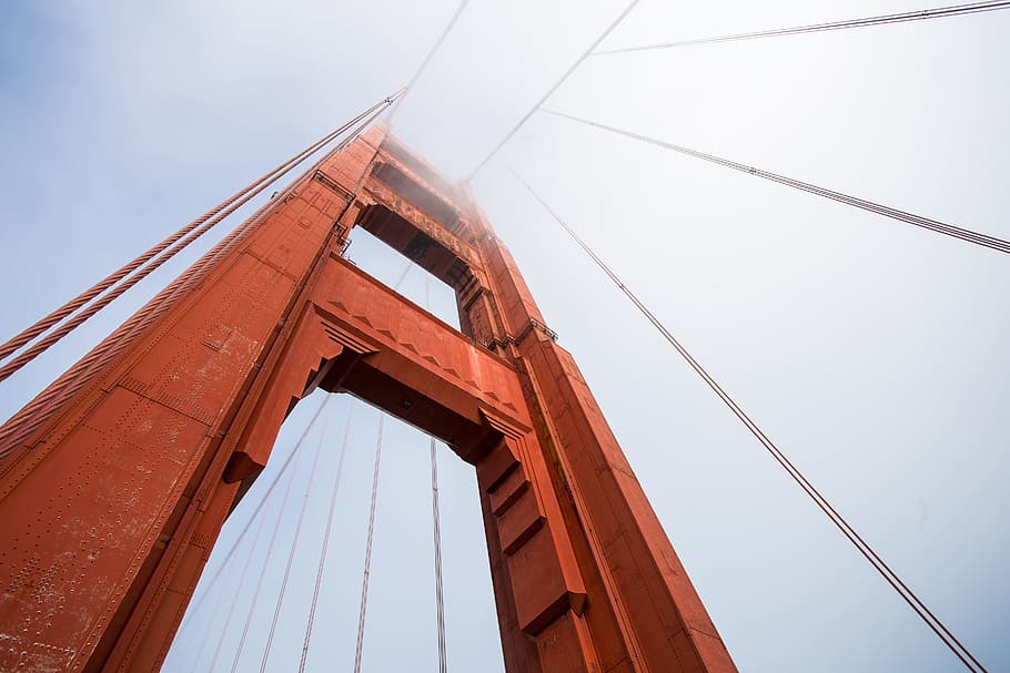 golden, Torbrücke, San Francisco, Kalifornien, niedrig, Winkel Fotografie, Low-Angle-Foto, Nebel, Himmel, Struktur, Suspension, Kabel, Brücke, Hängebrücke, Brücke - künstliche Struktur, die Architektur, berühmter Platz, Transport, der Verkehr, Stahlkabel, Blau, Golden Gate Bridge, San Francisco County, gebaute Struktur, Flachwinkelansicht, Natur, Reiseziele, Verbindung, Tourismus, Reise, keine Leute, Tag, Bogen, klarer Himmel, draußen, Segelboot, 5K