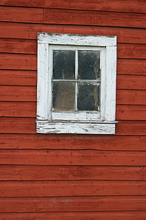 hvitt tre vindusrute, vindu, gammel, låve, rød, årgang, vegg, bygning, antikk, tre, forlatt, aldrende, grunge, tre - materiale, hus, arkitektur, bygget struktur, bygge eksteriør, ingen folk, glass - materiale, dag, veggbyggingsfunksjon, boligområde, lav vinkel visning, full ramme, utendørs, brun, lukket, mønster, vinduskarm, 4K, CC0, offentlig domene, opphavsrett gratis