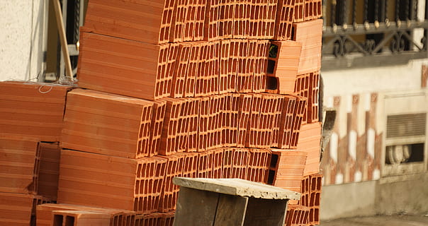 image, des briques, construction, matériaux, Arménie, architecture, structure construite, extérieur du bâtiment, personne, bâtiment, journée, la fenêtre, en plein air, bois - matériau, faible angle de vue, district résidentiel, maison, marron, modèle, lumière du soleil, construction de murs, la nature, ville, dans une rangée, 4K, CC0, domaine public, libre de droits