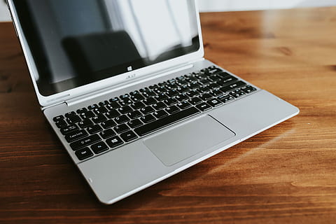 ordinateur portable argent, divers, articles, table, argent, portable, les magazines, ordinateur, La technologie, carnet, caméra, téléphone intelligent, clavier d'ordinateur, personne, pc, affaires, moniteur d'ordinateur, Bureau, l'Internet, des ordinateurs, clé d'ordinateur, Technologie sans fil, couleur argentée, la communication, à l'intérieur, lien, équipement informatique, clavier, fermer, bois - matériau, couleur noire, vue grand angle, nature morte, portabilité, 5K, CC0, domaine public, libre de droits