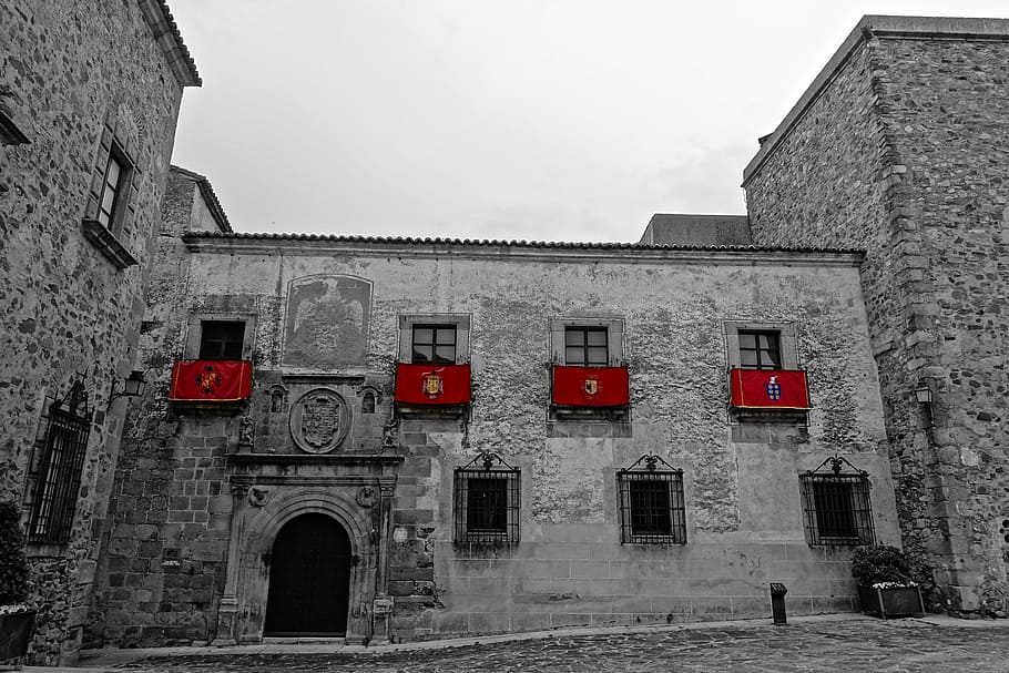 finestres, vermell, edifici, façana, cívic, exterior, arquitectura, vell, blanc i negre, exterior de l'edifici, història, estructura construïda, cel, finestra, dia, naturalesa, color aïllat, ciutat, el passat, barri residencial, cap gent, a l'aire lliure, carrer, funció de construcció de parets, 5K