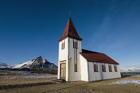 foto, blanc, marró, concret, casa, muntanya, Església, hellnar, hivern, neu, moutain, cel blau, arquitectura, religió, lloc de culte, cel, exterior de l'edifici, estructura construïda, blau, creença, temperatura de fred, edifici, cap gent, naturalesa, espiritualitat, paisatge, a l'aire lliure, muntanya nevada, fletxa, 1080P, CC0, domini públic, lliure de regalies