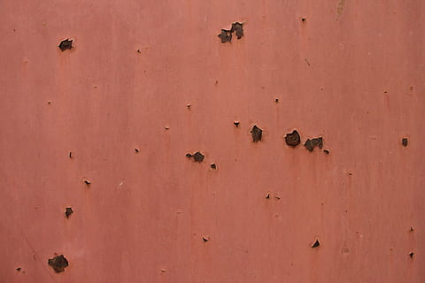 struttura, ferro, porta, ruggine, scrostato, sfondi, caratteristica della parete, nessuno, fotogramma intero, architettura, deserto, modello, terra, all'aperto, struttura costruita, buco, rosso, intemperie, natura, colore arancione, giorno, invertebrato, vecchio, animale, strutturato, clima arido, clima, 5K, CC0, dominio pubblico, privo di copyright