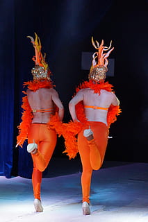 cirkus, dansere, Cirkus, dansere, ydeevne, fuld længde, kunstkultur og underholdning, scenekunst begivenhed, indendørs, mennesker, kostume, repræsentation, fest, kreativitet, forklædning, Kunst og håndværk, dans, to personer, maske, rød, orange farve, samvær, belyst, skjult ansigt, 4K, CC0, offentligt domæne, royaltyfrie